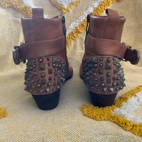 Vince Camuto Steampunk Studded Buckle Side Zipper Tan Leather Ankle boots SIZE 7 - Picture 7 of 11